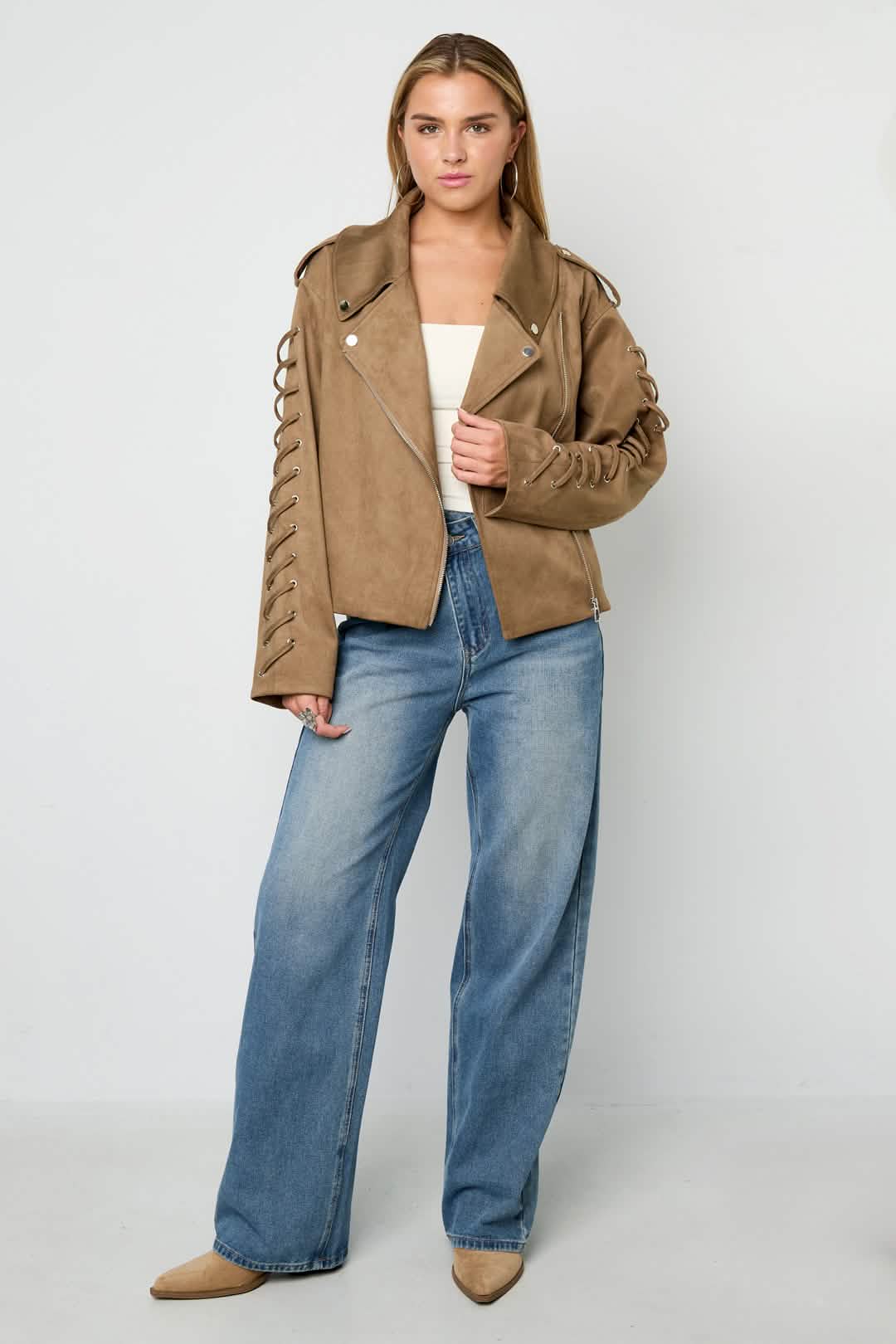 Model draagt camel suède jasje met lichte jeans - Lovirea