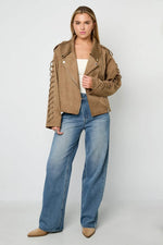 Model draagt camel suède jasje met lichte jeans - Lovirea