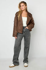 Vooraanzicht suède dames jas camel met lichte spijkerbroek