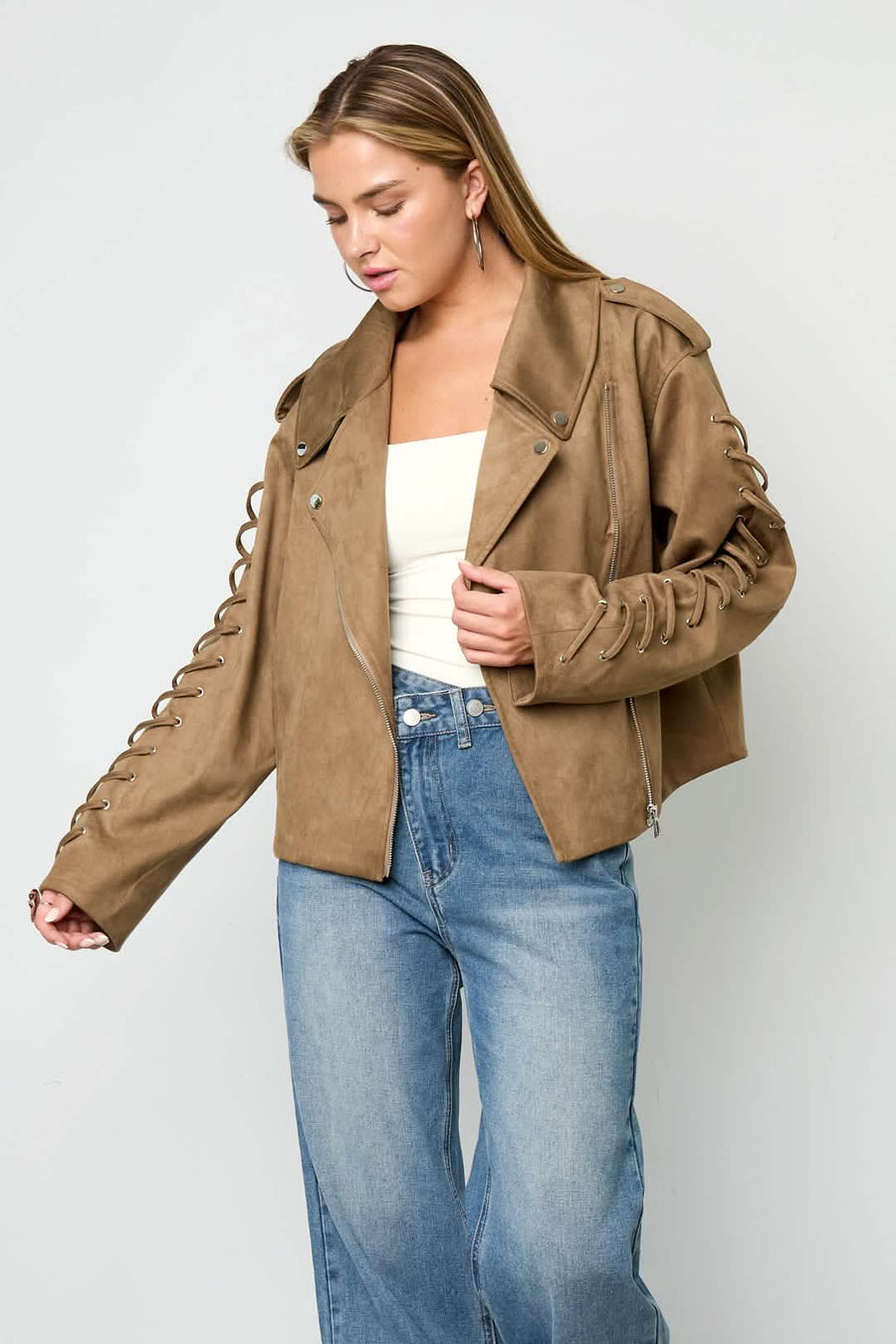 Model draagt suède jasje met lichte jeans - Lovirea